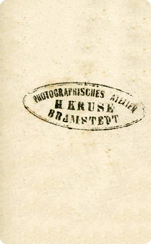 100501 - CDV - Bramstedt - Kruse - Mann, sitzend - verso