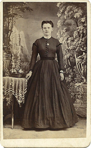 CDV Bramstedt Kruse, Frau, stehend - recte