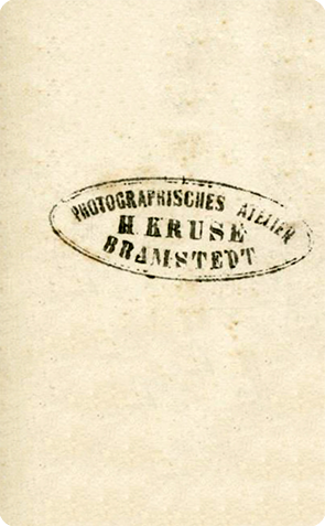 CDV Bramstedt Kruse, Mann, sitzend - verso