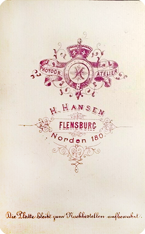 Flensburg - Hansen - Mann am Stuhl klein - verso