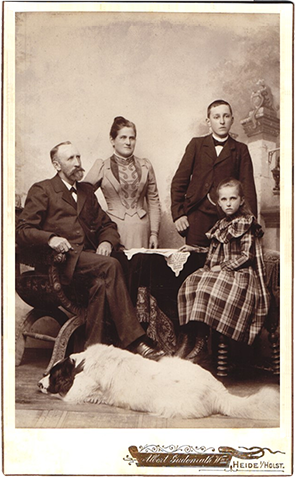 120704 - CDV - Heide - Gudenrath, Witwe - Familie mit Hund - recte - klein