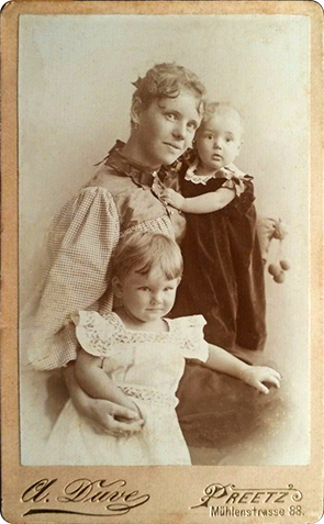 140301 - CDV - Preetz - Duve - Frau mit 2 Kindern - recte - klein