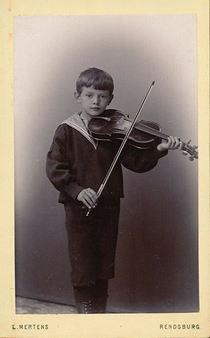 CDV Rendsburg Mertens junior - Junge mit Instrument recte